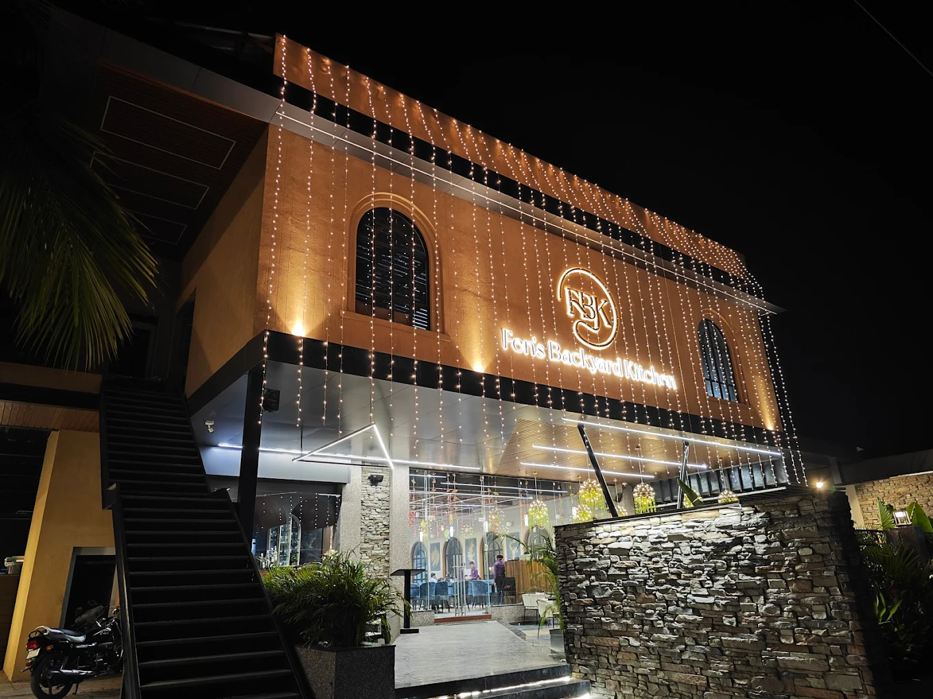 FEN’S BACKYARD KITCHEN